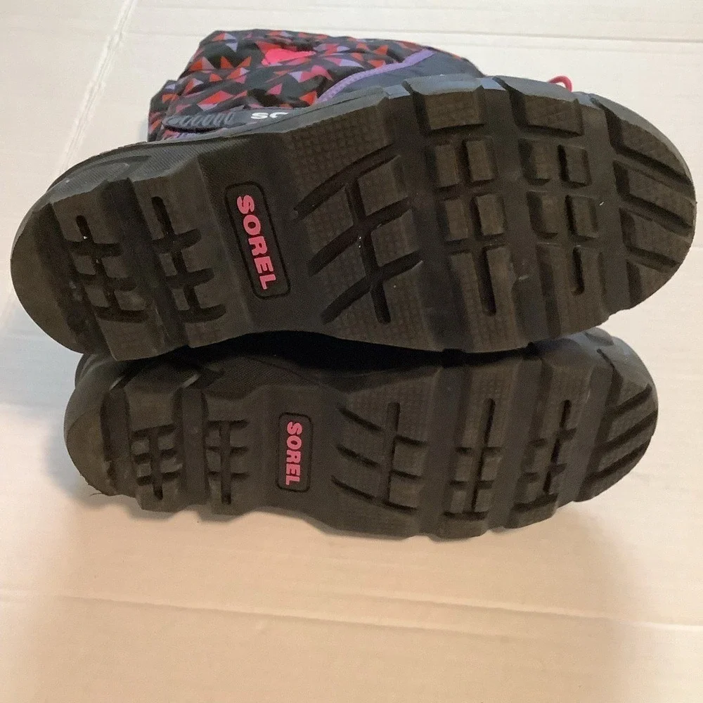 Sorel Kids' Black and Purple Patterned‎ Snow Boots size 5 geometric print